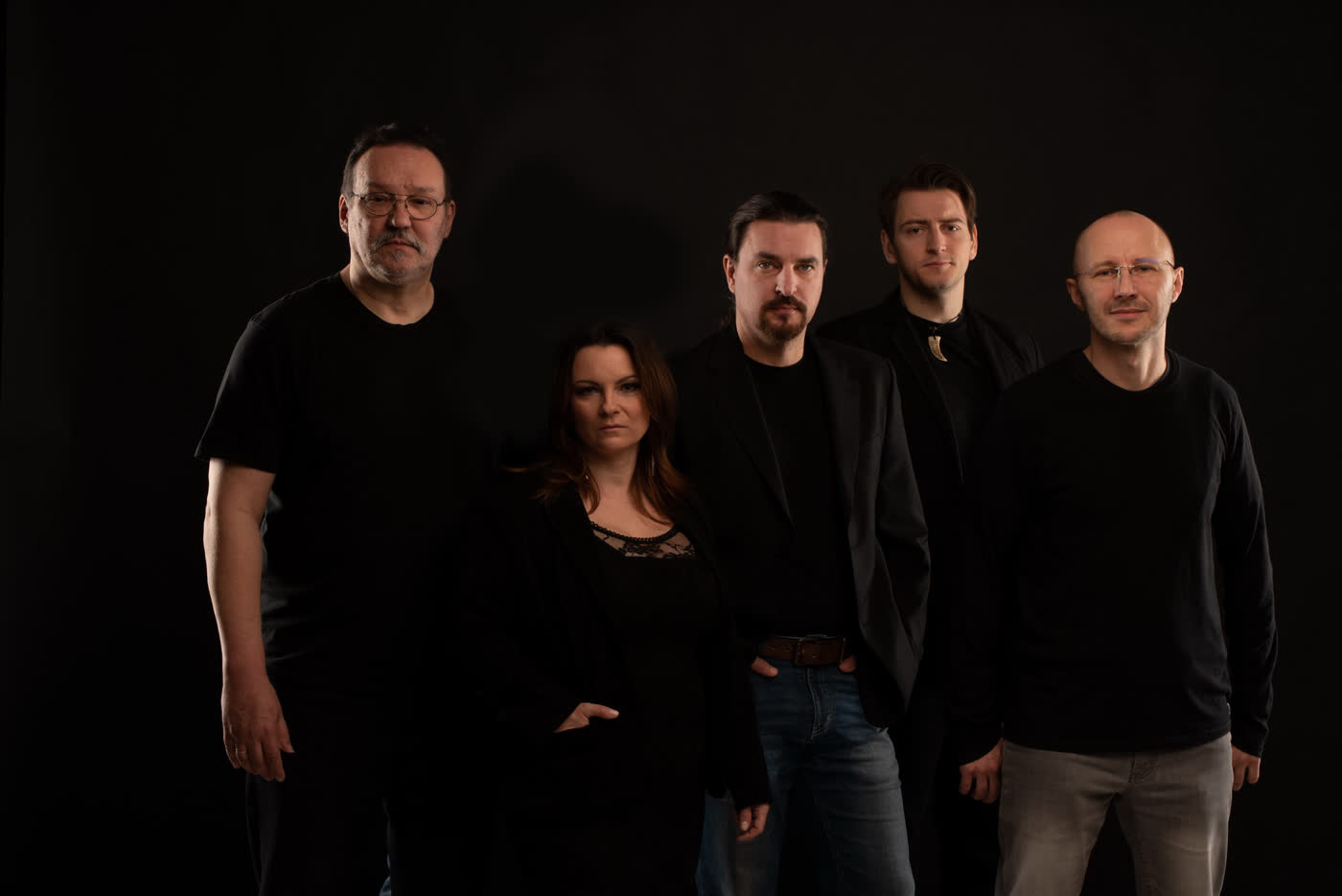 MAYA zenekar stúdióportré, sötét háttér